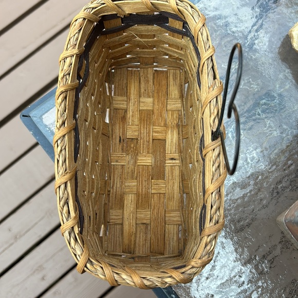 Vintage Woven Reed Basket with with wire heart. Natural/Navy Blue - Picture 5 of 8